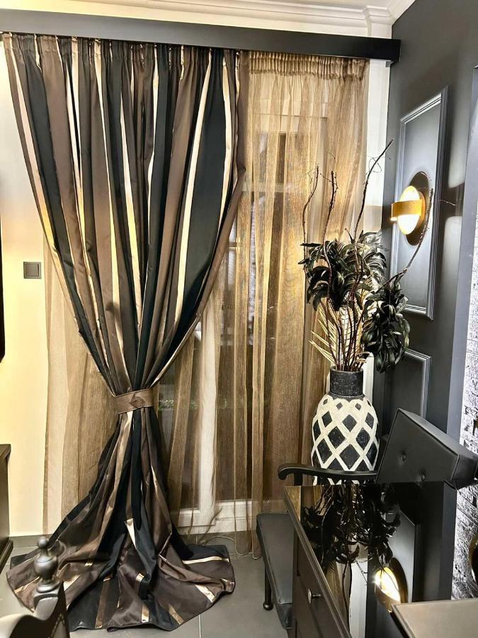 Fifty Shades Of Black Apartment *